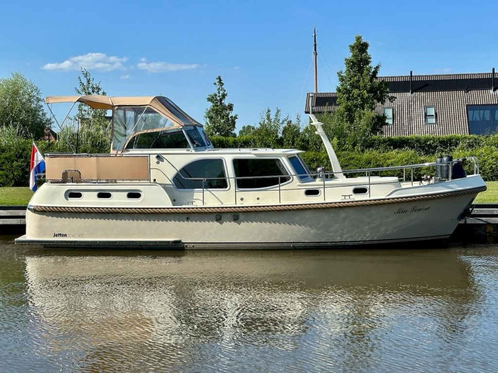 Motorboot op het water aan het einde van het vaarseizoen