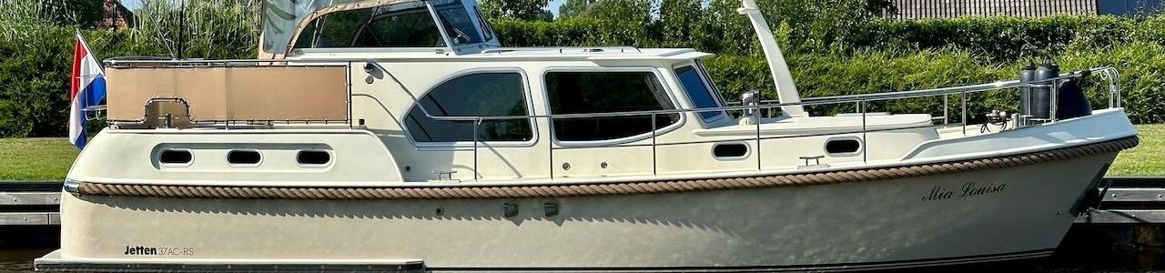 Motorboot op het water aan het einde van het vaarseizoen