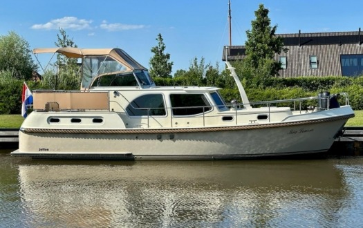 Motorboot op het water aan het einde van het vaarseizoen